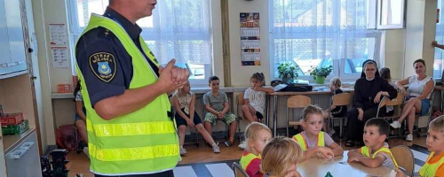 zajęcia dotyczące bezpieczeństwa na drodze skierowane dla przedszkolaków z Niepublicznego Przedszkola Sióstr Serafitek w Tarnowie.