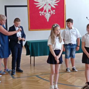 Uczniowie z klasy 3 z wychowawczynią Panią Małgorzatą Dominik podczas występu.