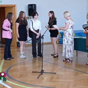 Pani Dyrektor, Pani Wicedyrektor oraz Pani Katarzyna Chorzępa wręczają nagrody licealistom za aktywną pracę w Wolontariacie.
