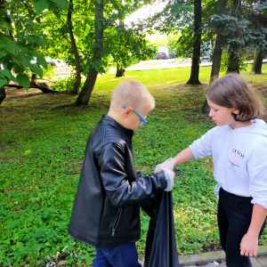 Uczniowie ZSO 6 podczas akcji Sprzątanie Świata