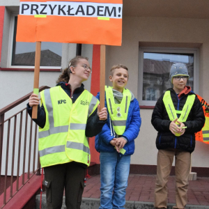 Uczniowie SP25 uczestniczą w happeningu w ramach projektu "Odblaskowa Szkoła"