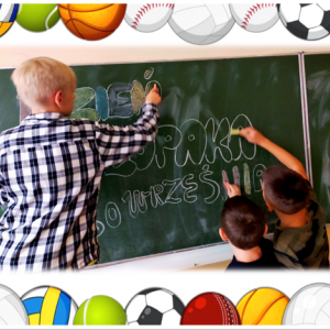 Dzień Chłopaka w 5b - Uczniowie robią ozdobny napis na tablicy w sali lekcyjnej