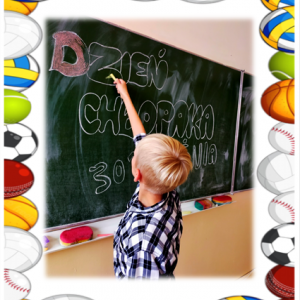 Dzień Chłopaka w 5b - uczeń robi ozdobny napis na tablicy w sali lekcyjnej
