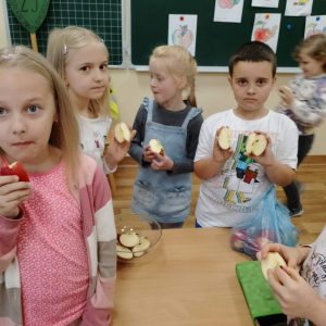 Uczniowie z klasy 1 podczas degustacji jabłek