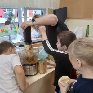 Uczniowie razem z wychowawczynią robią sok jabłkowy