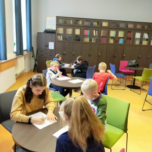 Uczniowie z klasy 5b w Bibliotece Pedagogicznej na zajęciach "Uczę się szybko i skutecznie "