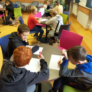 Uczniowie z klasy 5b w Bibliotece Pedagogicznej na zajęciach "Uczę się szybko i skutecznie "