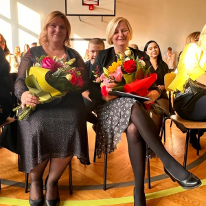 Akademia z okazji Dnia Edukacji Narodowej - Pani Dyrektor i Wicedyrektor z kwiatami