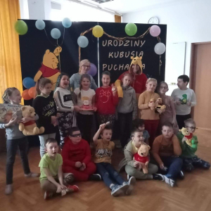 Urodziny Kubusia Puchatka w SP25 - dzieci z klas 1-3 na auli szkolnej