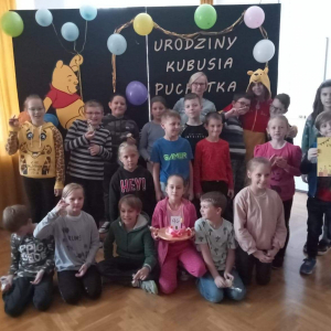 Urodziny Kubusia Puchatka w SP25 - dzieci z klas 1-3 na auli szkolnej