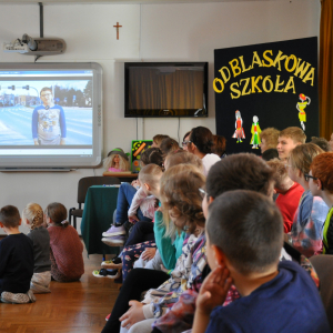 Odblaskowa Szkoła - uczniowie i nauczyciele SP25 na spotkaniu podsumowującym konkurs