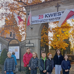 2 listopada Klasa 5b uczciła pamięć o zmarłych odwiedzając Stary Cmentarz w Tarnowie