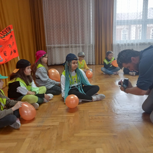 Odblaskowa Szkoła - uczniowie podczas próby przed nagrywaniem klipu do piosenki o odblaskach