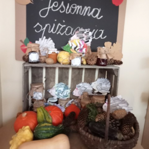 Jesienna spiżarnia w klasie drugiej - wystawa darów jesieni i przetworów domowych