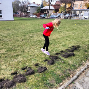 Klasa 1 sadzi tulipany na kwestę dla Hospicjum Via Spei w Tarnowie