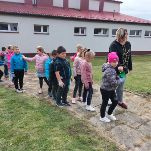Klasa 1 idzie sadzić tulipany na kwestę dla Hospicjum Via Spei w Tarnowie