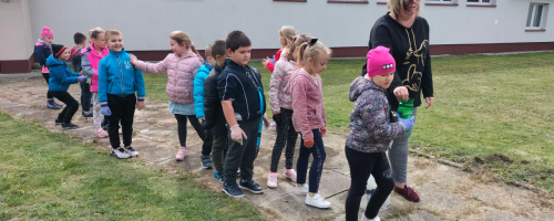 Uczniowie z klasy 1 SP 25 sadzą tulipany dla Hospicjum Via Spei w Tarnowie