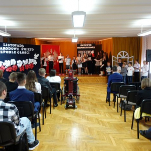 Obchody 11 Listopada - Narodowego Święta Niepodległości w ZSO6 - uczniowie z klasy 5b prowadzący akademię dla licealistów 