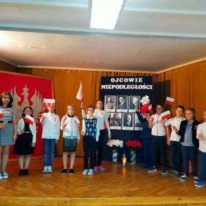Obchody 11 Listopada - Narodowego Święta Niepodległości w ZSO6 - uczniowie klasy 5b po akademii