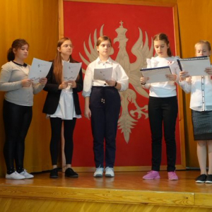 Obchody 11 Listopada - Narodowego Święta Niepodległości w ZSO6 - uczennice z klasy 5b i chóru śpiewają na akademii