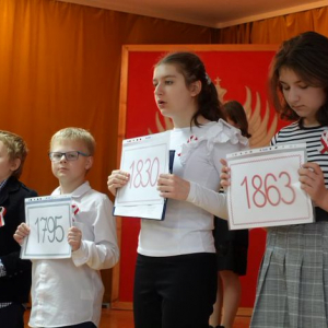 Obchody 11 Listopada - Narodowego Święta Niepodległości w ZSO6 - uczniowie z klasy 5b prowadzący akademię