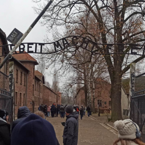 Wejście na teren byłego niemieckiego nazistowskiego obozu koncentracyjnego i zagłady Auschwitz - Birkenau.