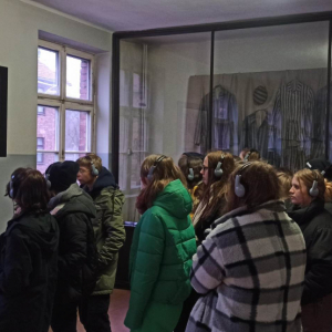 Zwiedzanie ekspozycji muzealnych na terenie byłego obozu Auschwitz