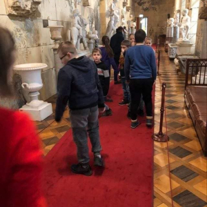 Uczniowie zwiedzają zamek w Łańcucie