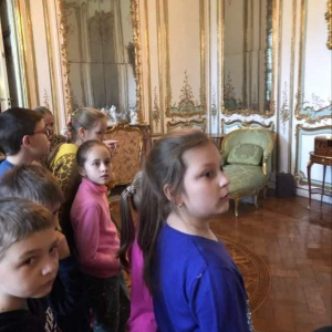Uczniowie zwiedzają zamek w Łańcucie