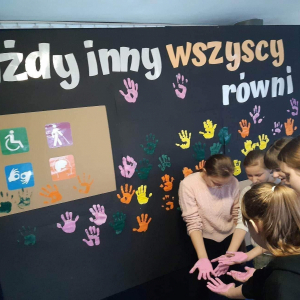 3 grudnia - Międzynarodowy Dzień Osób Niepełnosprawnych - Uczniowie podczas szkolnego happeningu