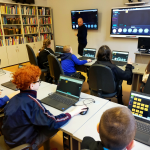 Uczniowie z klasy 5b podczas Warsztatów z programowania w Bibliotece Pedagogicznej w Tarnowie