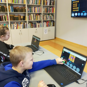 Uczniowie z klasy 5b podczas Warsztatów z programowania w Bibliotece Pedagogicznej w Tarnowie