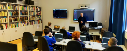 Klasa 5b w Bibliotece Pedagogicznej w Tarnowie na "Warsztatach z programowania"