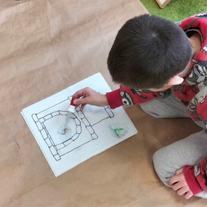 Zajęcia w klasie pierwszej - dzieci poznają lekturę "Abecadło" metodą Attension Autism 