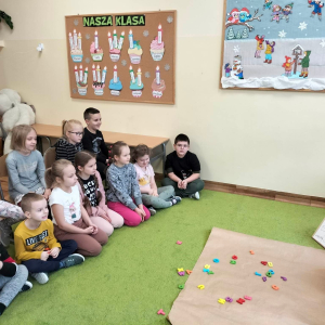 Zajęcia w klasie pierwszej - dzieci poznają lekturę "Abecadło" metodą Attension Autism 