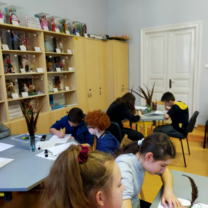 Klasa 5b na zajęciach z kaligrafii w Bibliotece Pedagogicznej w Tarnowie