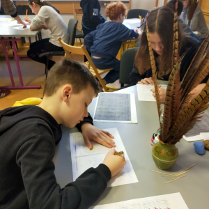 Klasa 5b na zajęciach z kaligrafii w Bibliotece Pedagogicznej w Tarnowie
