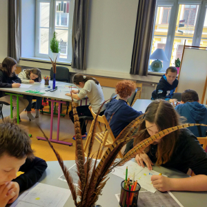 Klasa 5b na zajęciach z kaligrafii w Bibliotece Pedagogicznej w Tarnowie