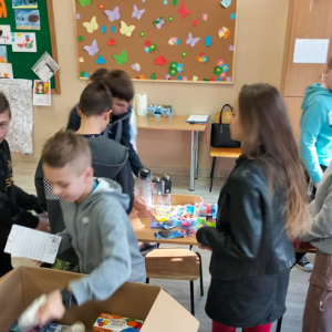 Klasa 5a pakuje paczkę dla uczniów na Ukrainie