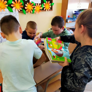 Uczniowie z klasy 5b pakują paczkę dla uczniów z Ukrainy