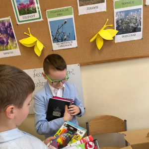 Klasa 3a pakuje paczkę dla uczniów na Ukrainie