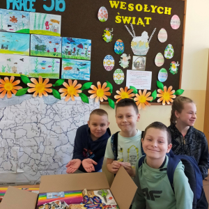 Uczniowie z klasy 5b prezentują spakowaną paczkę dla uczniów z Ukrainy