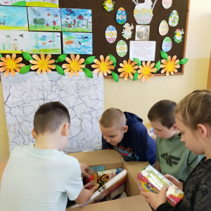 Uczniowie z klasy 5b pakują paczkę dla uczniów z Ukrainy