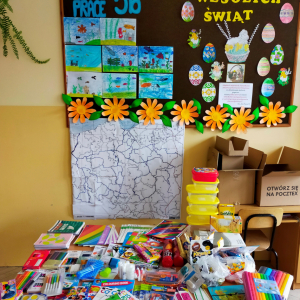 Przybory szkolne i słodycze zebrane przez klasę 5b dla uczniów na Ukrainie