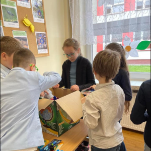 Klasa 3a pakuje paczkę dla uczniów na Ukrainie
