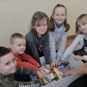 Klasa pierwsza pakuje paczkę dla uczniów na Ukrainie