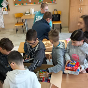 Klasa 5a pakuje paczkę dla uczniów na Ukrainie
