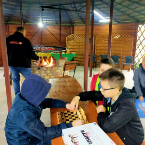 Uczniowie z klasy 5b grają w szachy