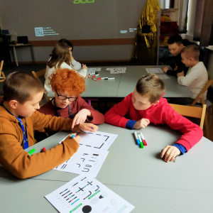 Taniec robotów - klasa 5b na zajęciach w Bibliotece Pedagogicznej w Tarnowie