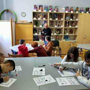 Taniec robotów - klasa 5b na zajęciach w Bibliotece Pedagogicznej w Tarnowie